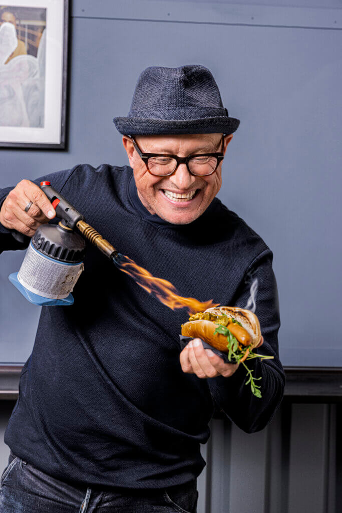 Sigi flambiert Hotdog